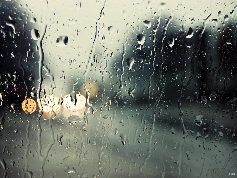 看玻璃窗上的雨滴