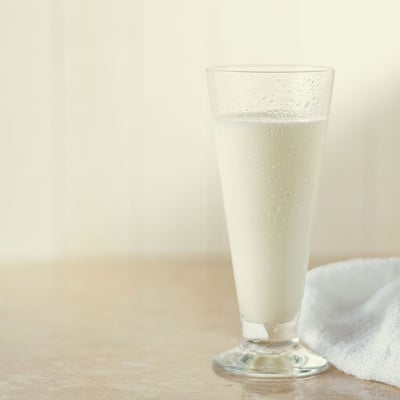 喝一大口刚从冰箱里拿出来的纯牛奶