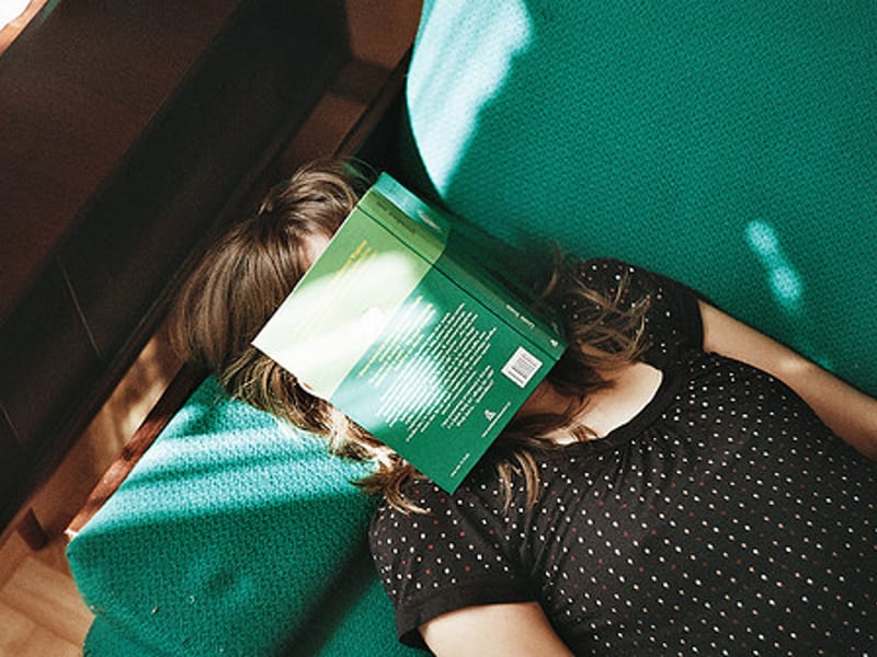 睡觉的时候把被子盖住鼻子以下