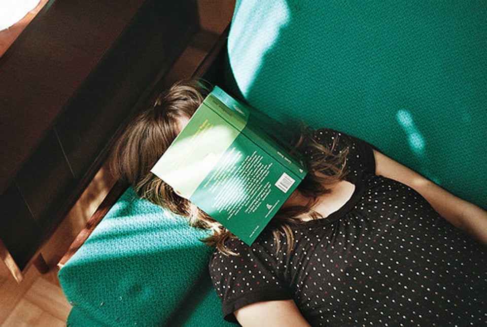 睡觉的时候把被子盖住鼻子以下