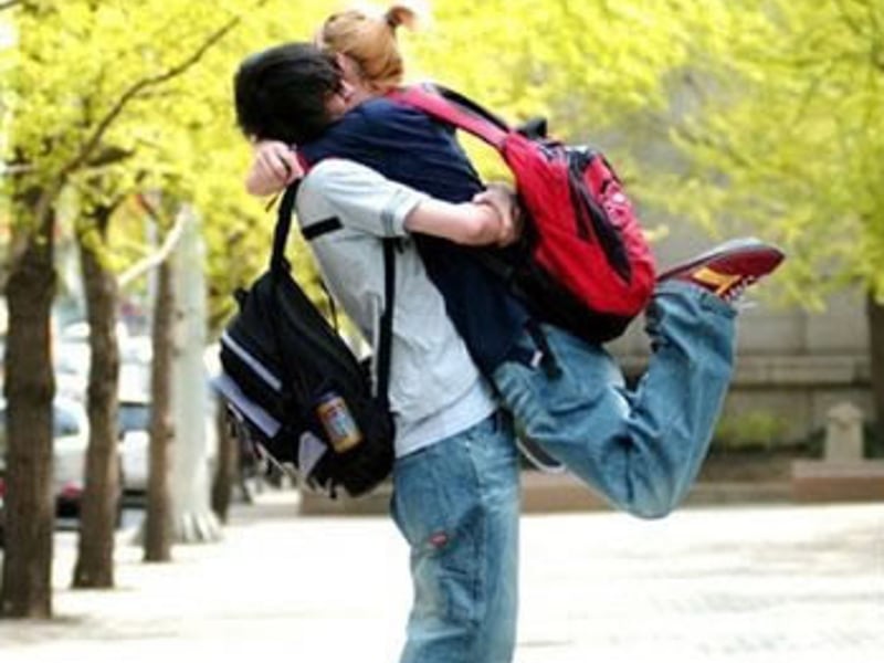 爱上你拖着凳子反扣棒球帽的的调皮样子