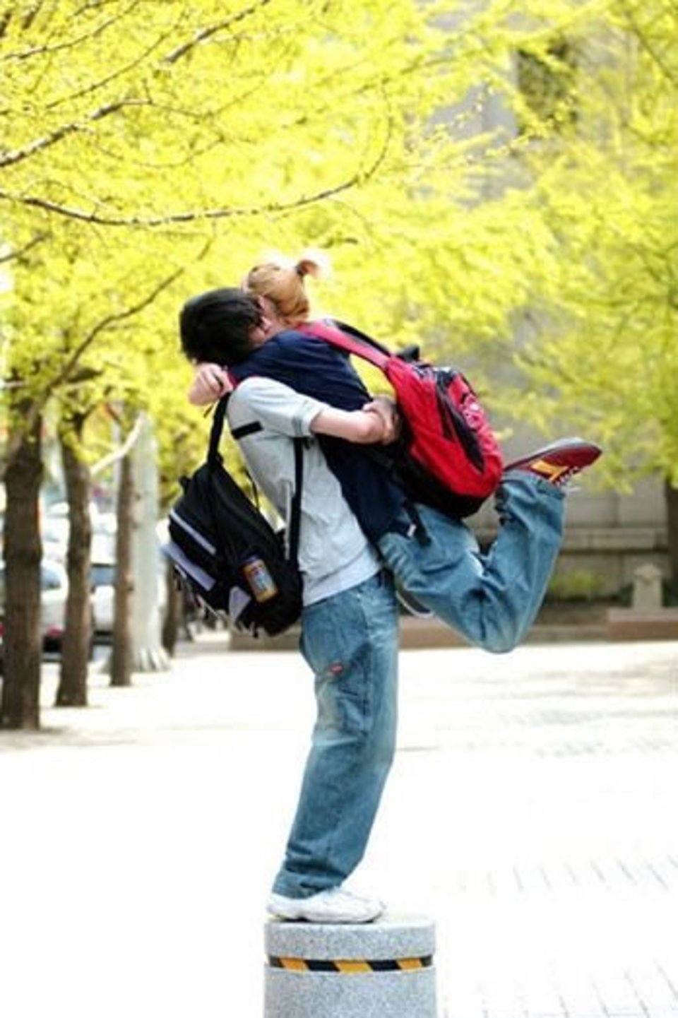 爱上你拖着凳子反扣棒球帽的的调皮样子