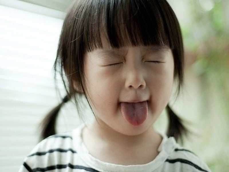 穿着高跟鞋小跑