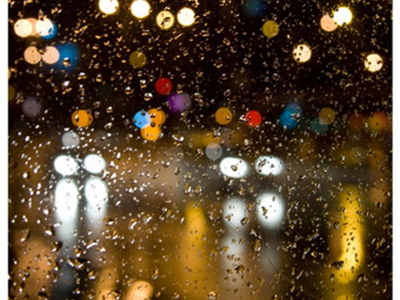 被雨打湿的街道