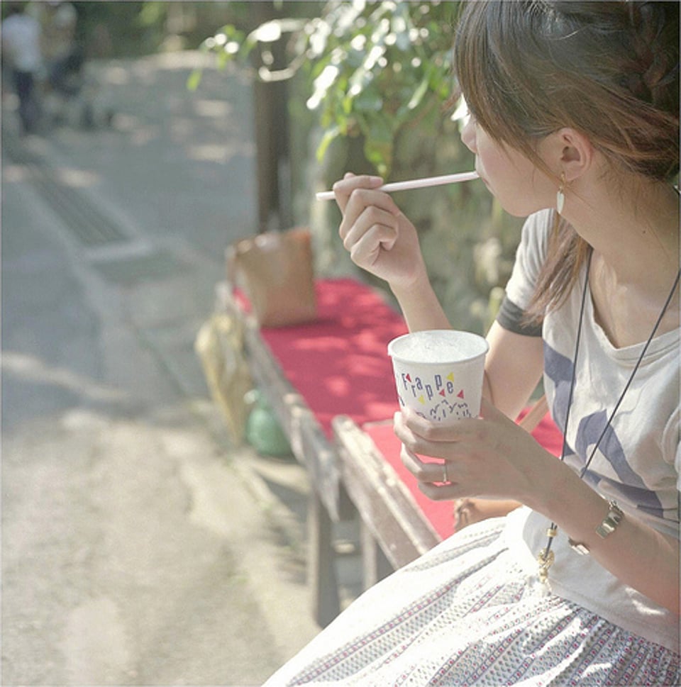 在夏日的午后吃冰激凌