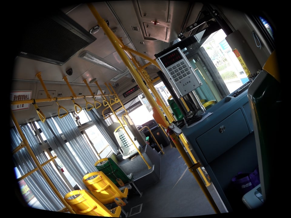 听最伤情的歌在很颠簸的公交车上睡觉