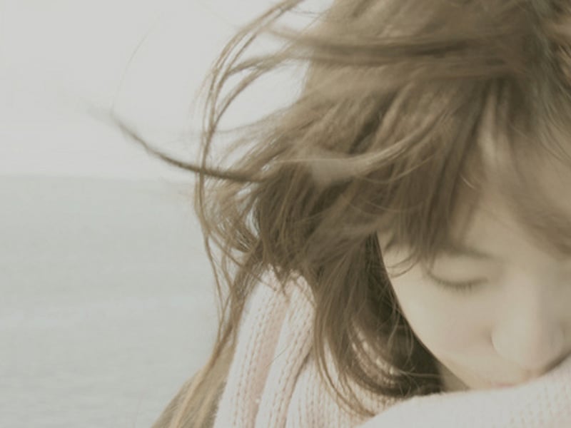 在风里和同伴大声说笑