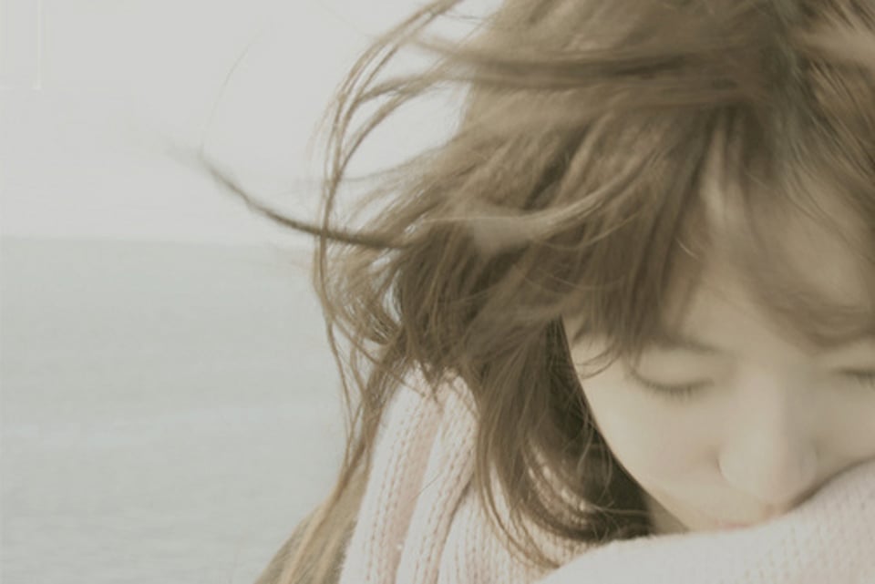 在风里和同伴大声说笑