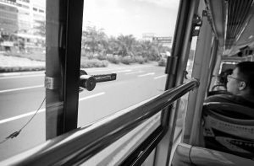 夜公交后排靠窗