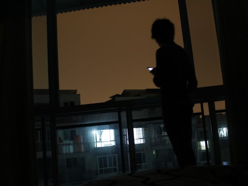 在一个不开灯的套房 一个人