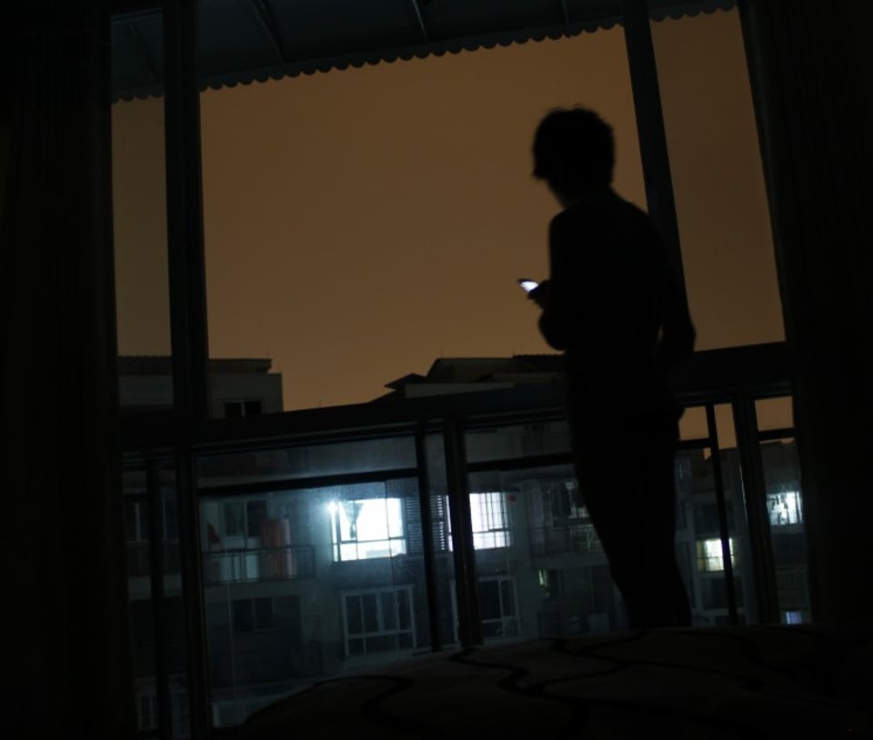 在一个不开灯的套房 一个人