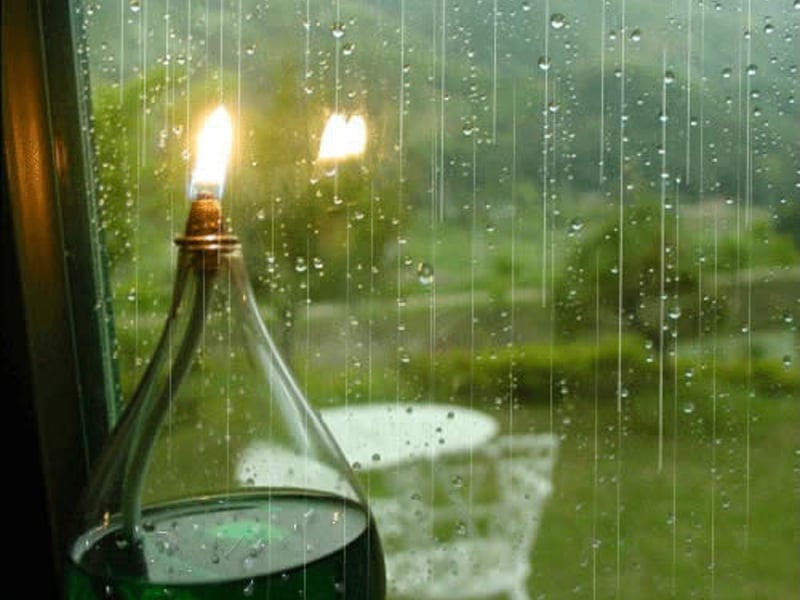 站在窗边看外面下雨滂沱