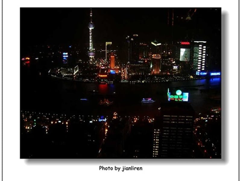 坐在公车靠窗的位置听着音乐看着窗外的风景