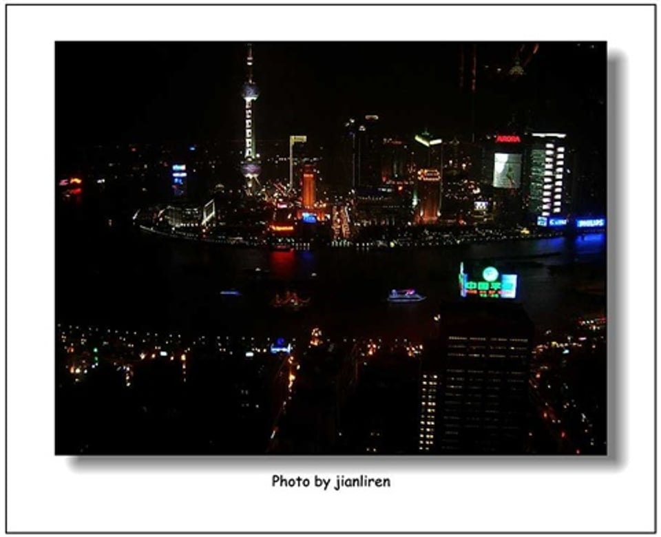 坐在公车靠窗的位置听着音乐看着窗外的风景