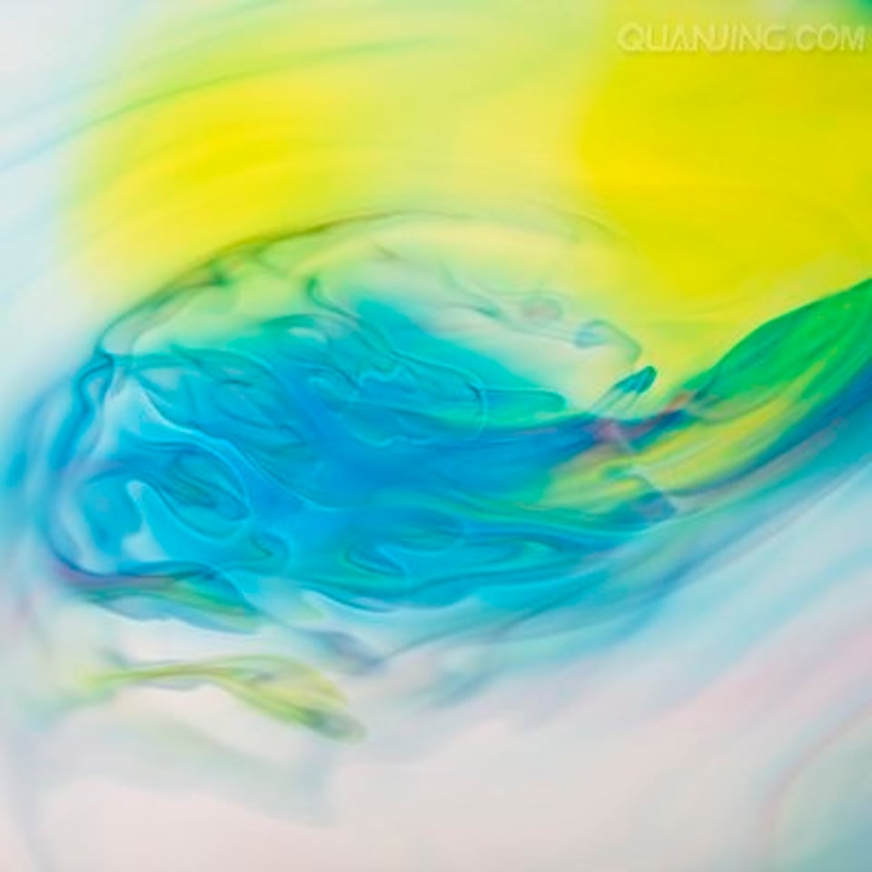 看着冰糖在菊花茶上慢慢融化