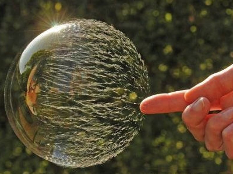 肥皂泡被戳破的一瞬间