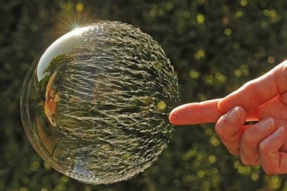 肥皂泡被戳破的一瞬间