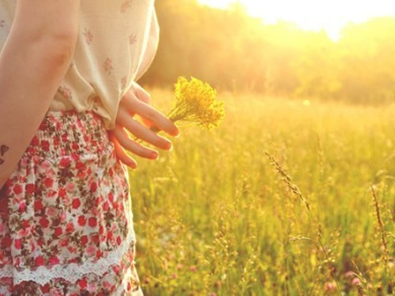 午后阳光下喝咖啡看小说