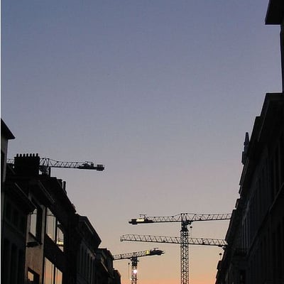 眺望夕阳里的城市