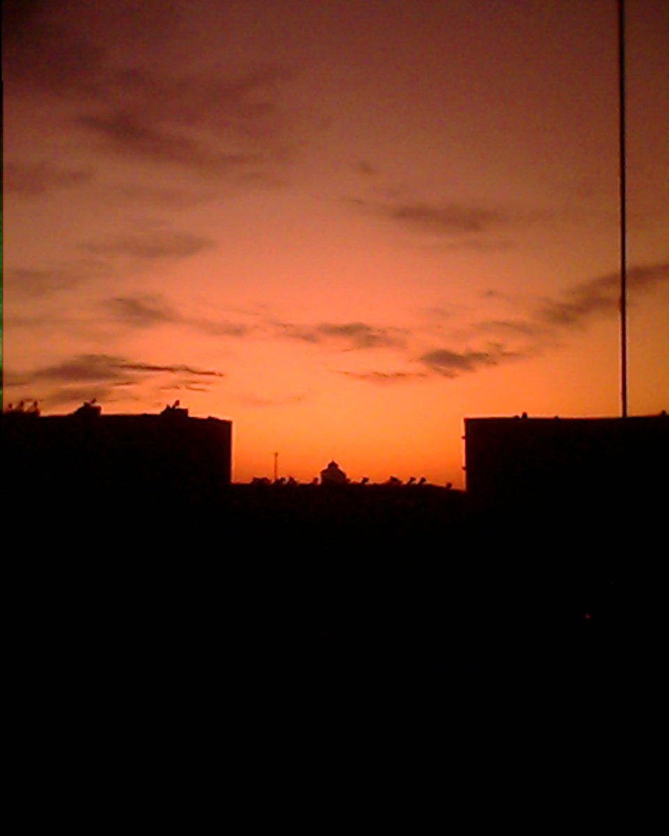 眺望夕阳里的城市