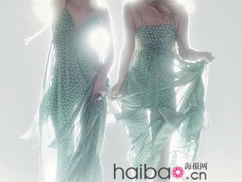 商场里不停的试各种衣服