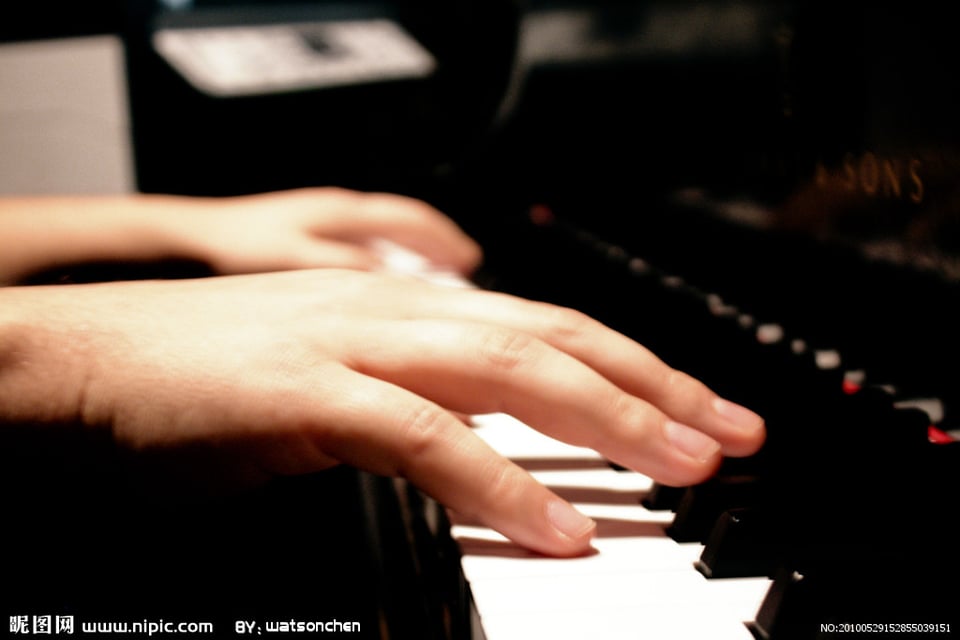 弹钢琴