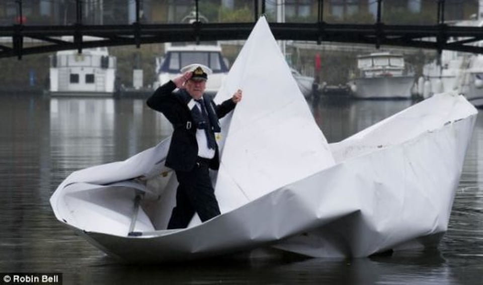 折纸船 放水中