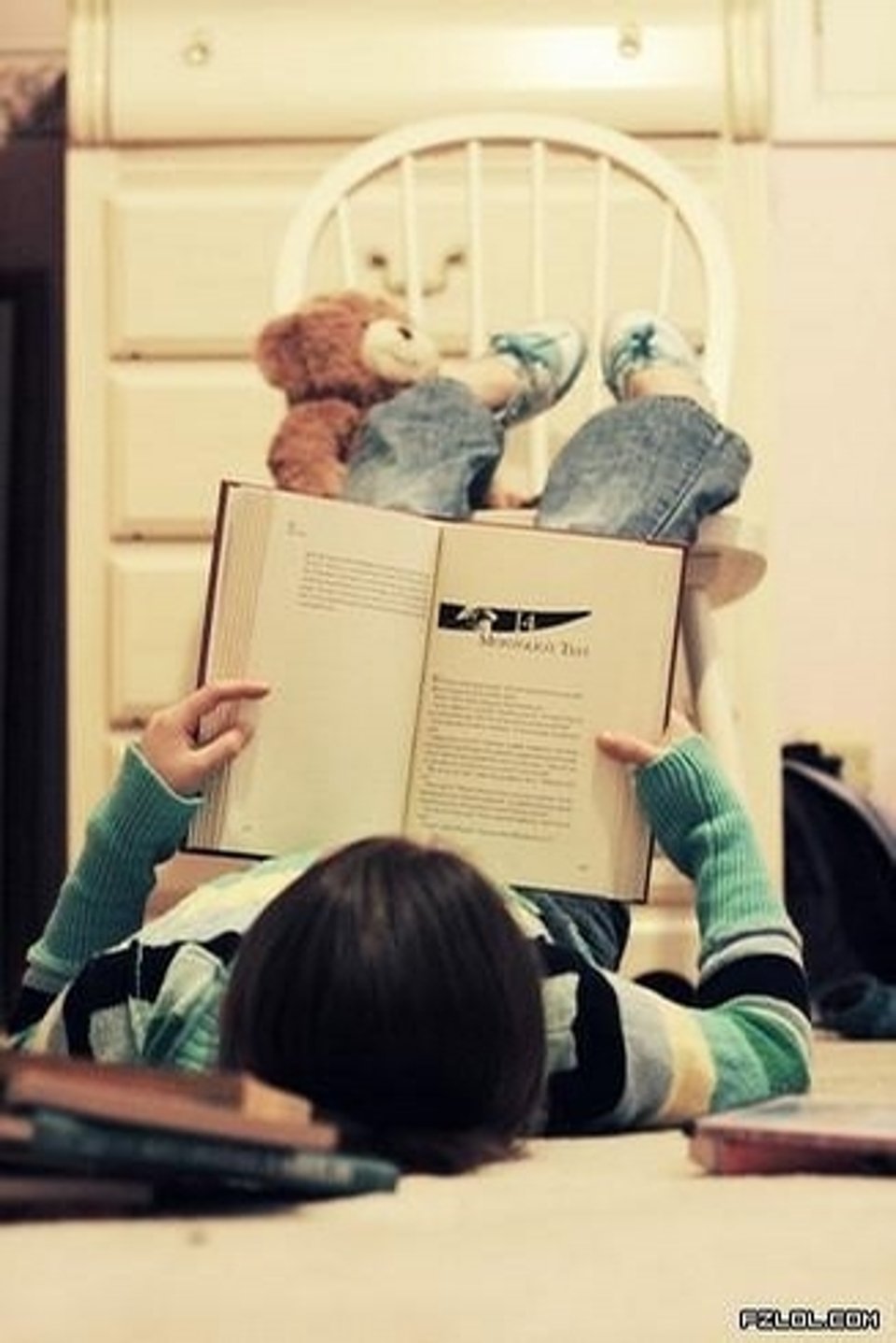 凌晨斜靠在床上看书