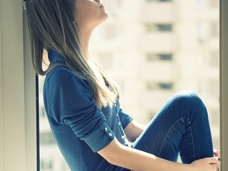 穿牛仔裤的很好看的女孩