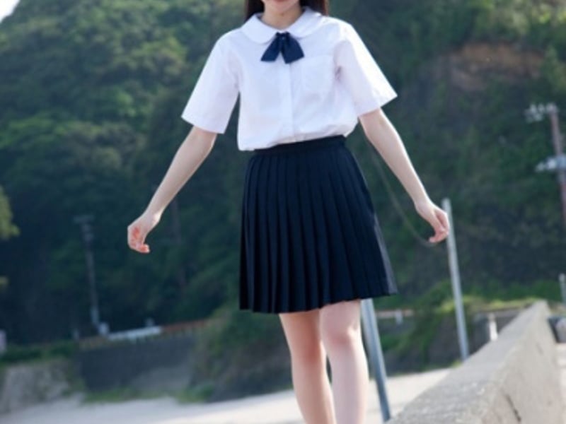 不长的头发乱乱的自然卷卷的