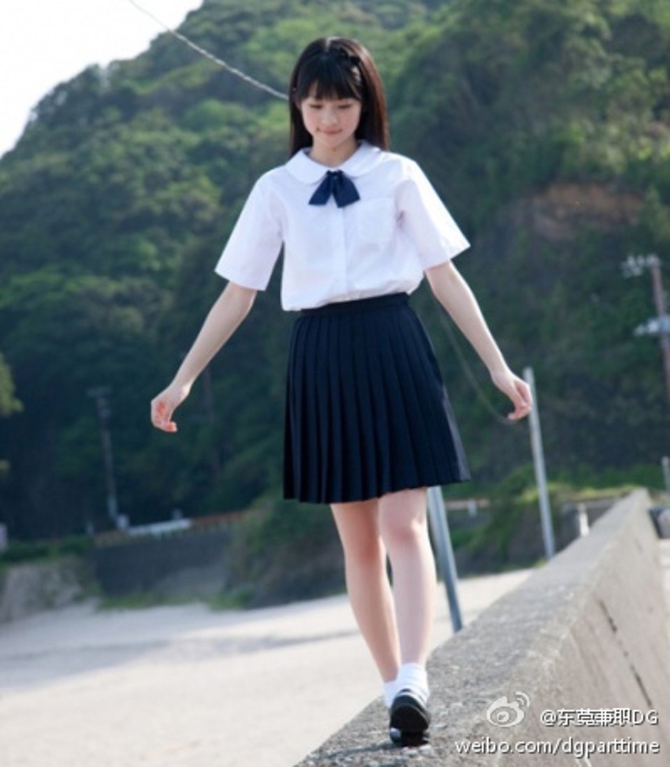 不长的头发乱乱的自然卷卷的