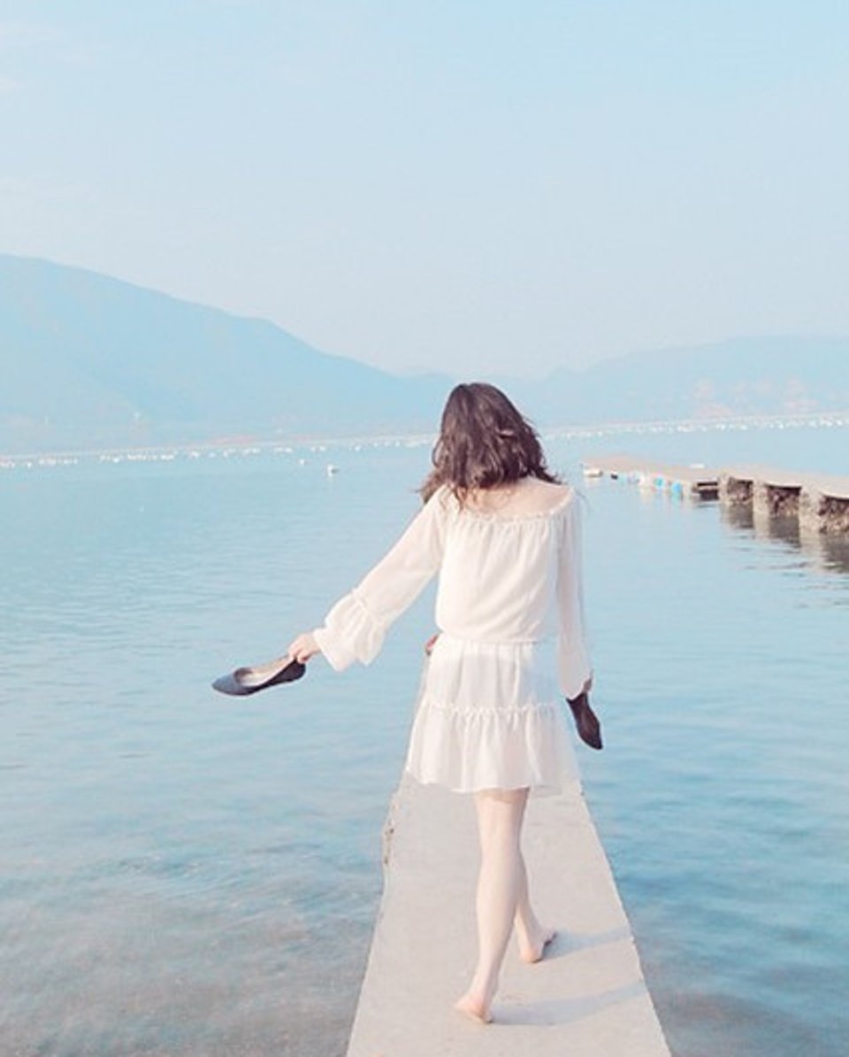 像你一样走路走得特别快