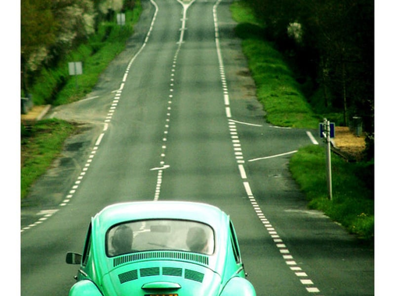 两个人在拥挤的公交车