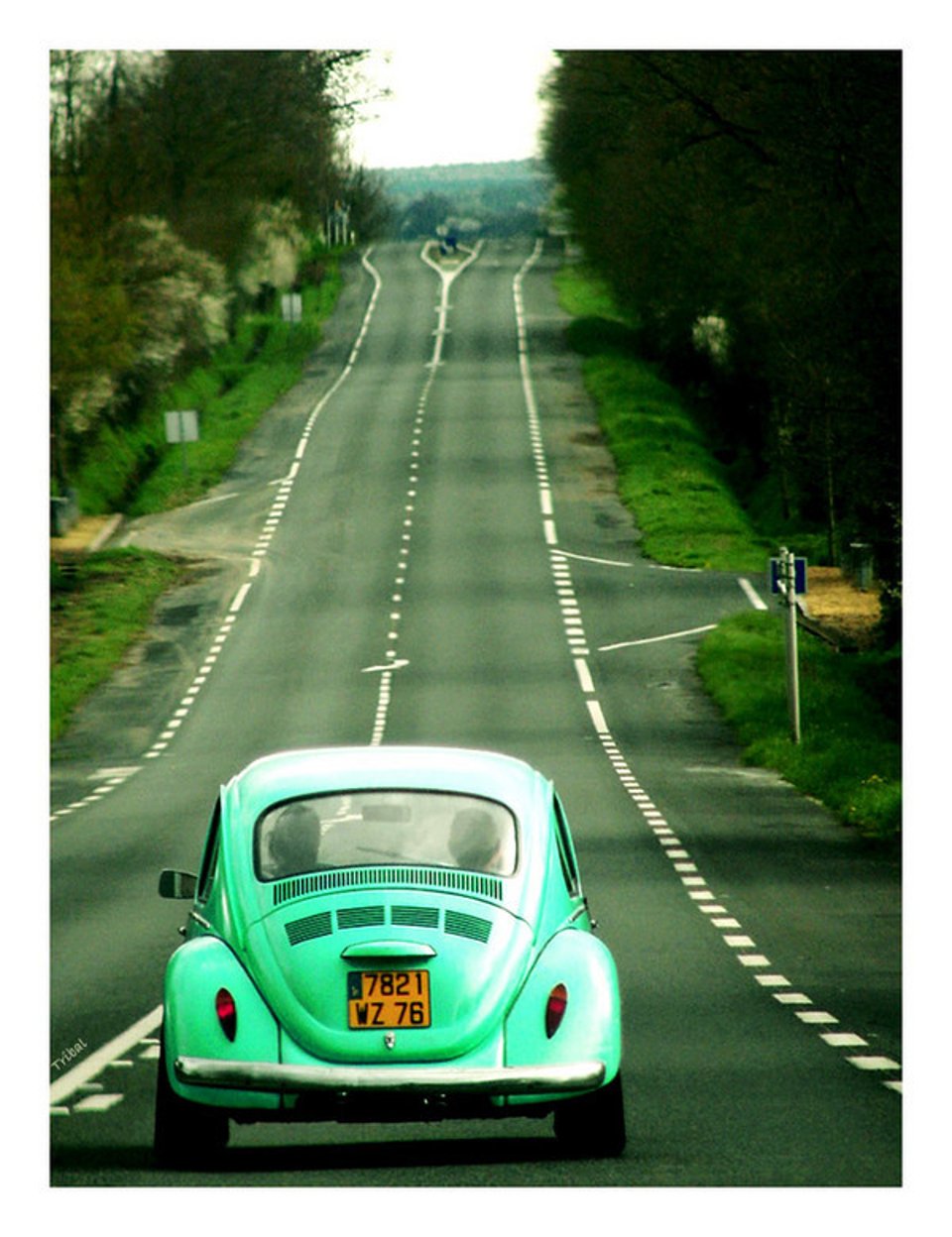 两个人在拥挤的公交车