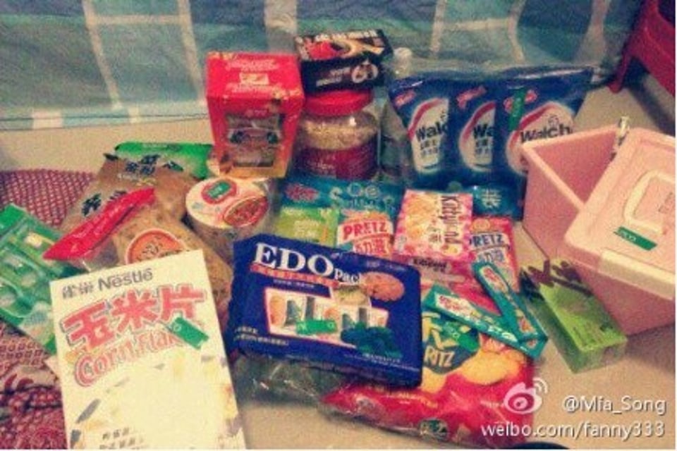 宅在家里抱着零食对着电脑看各种剧各种电影