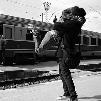 两个不是恋人的互相爱着的人