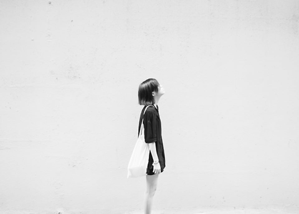 撅着嘴巴一个人走