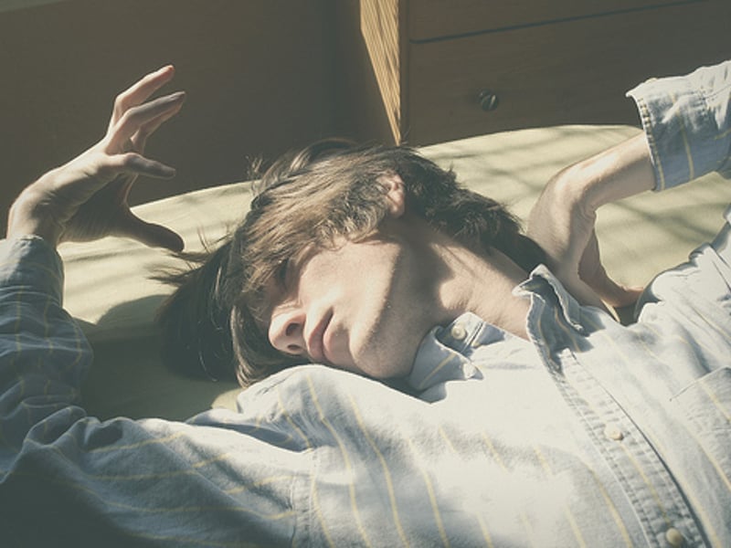 躺在被窝玩手机