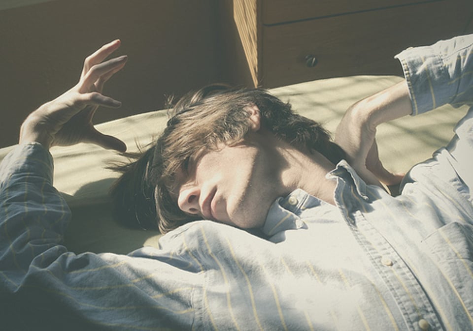 躺在被窝玩手机