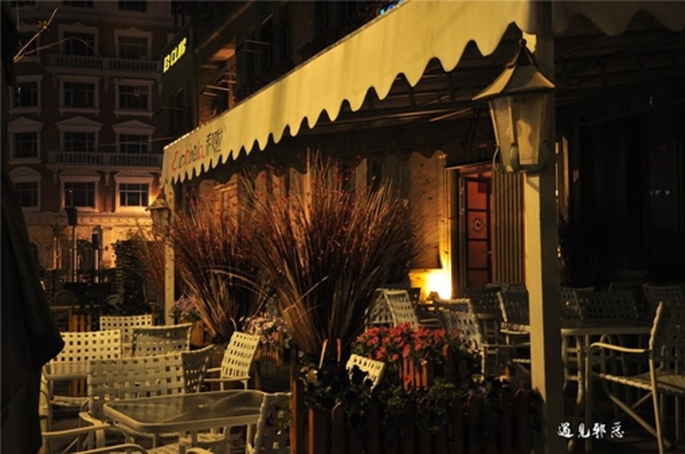 暖暖灯光下的幸福