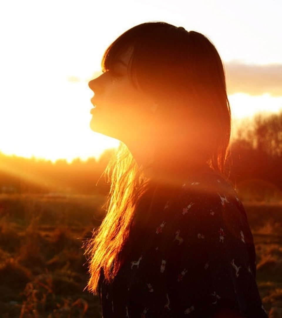 趴在床上晒太阳