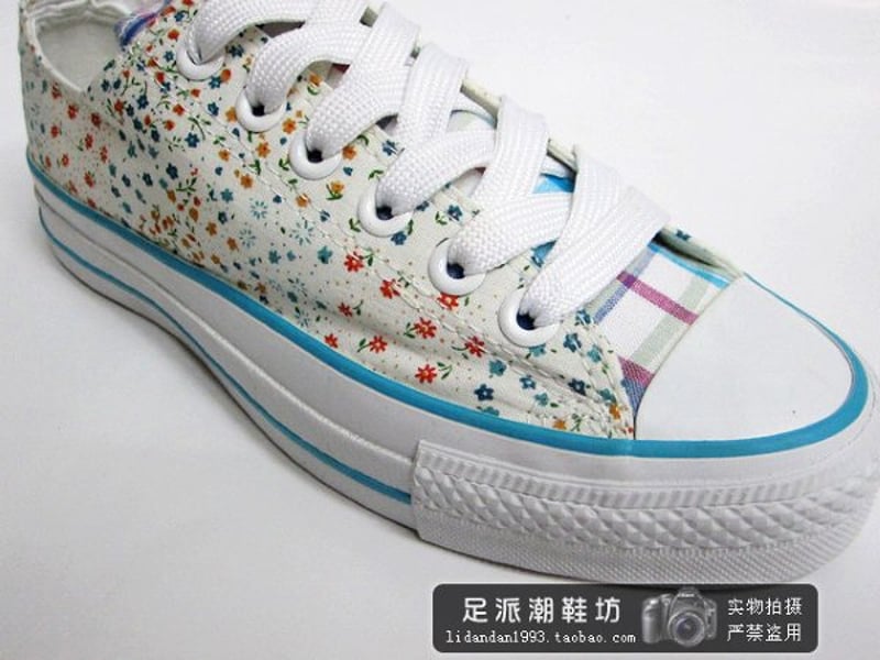 仔细的刷自己的鞋子