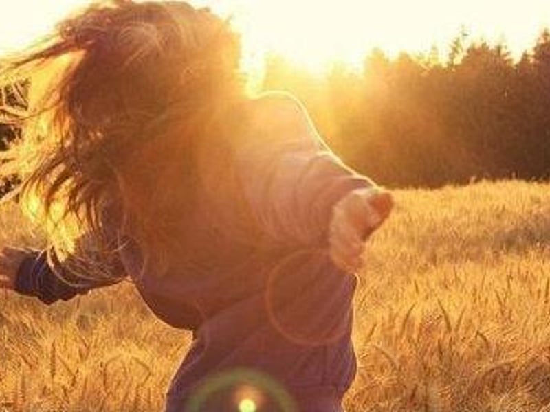 迎着风迅疾奔跑