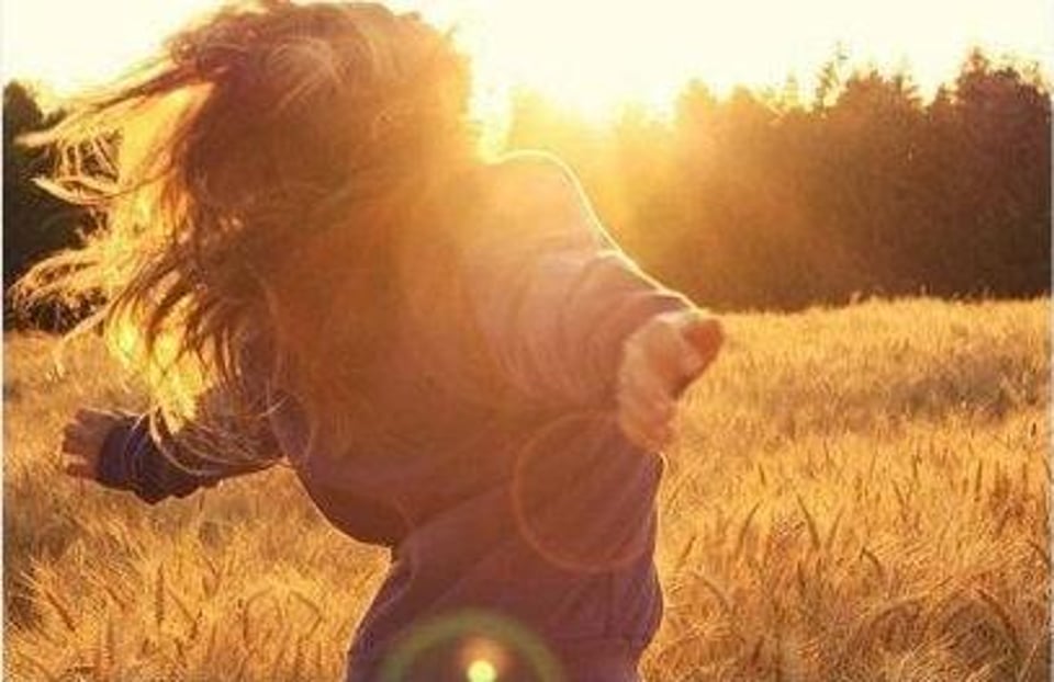 迎着风迅疾奔跑