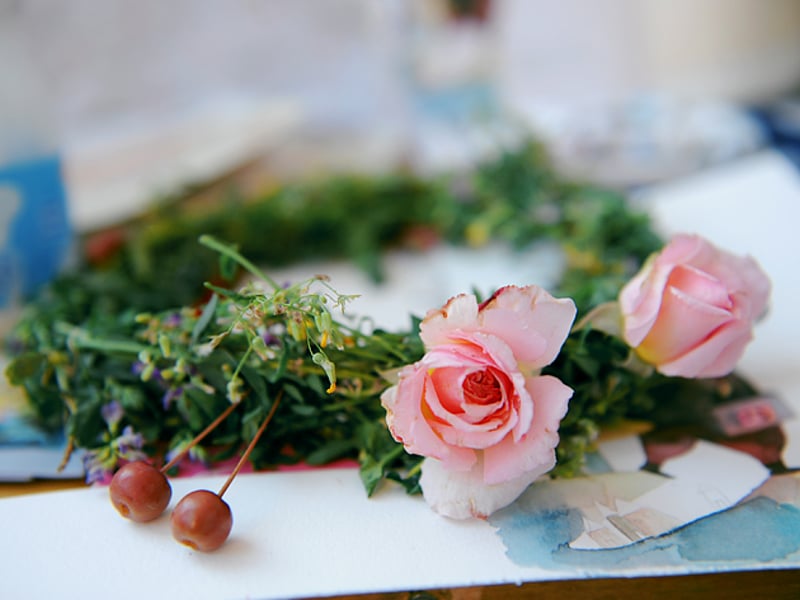 编一尾花环套在脑袋上