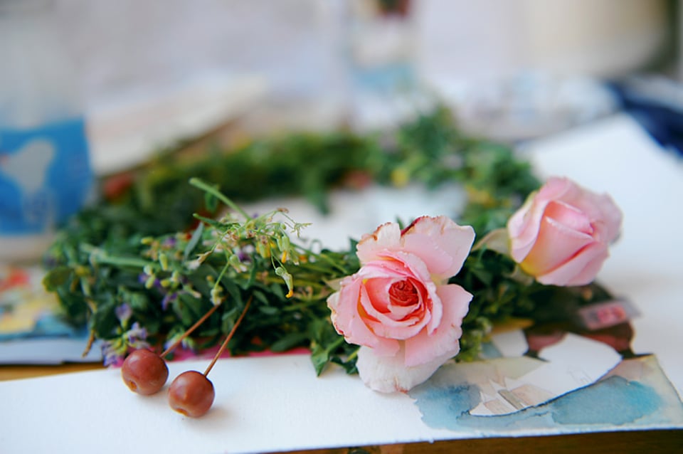 编一尾花环套在脑袋上