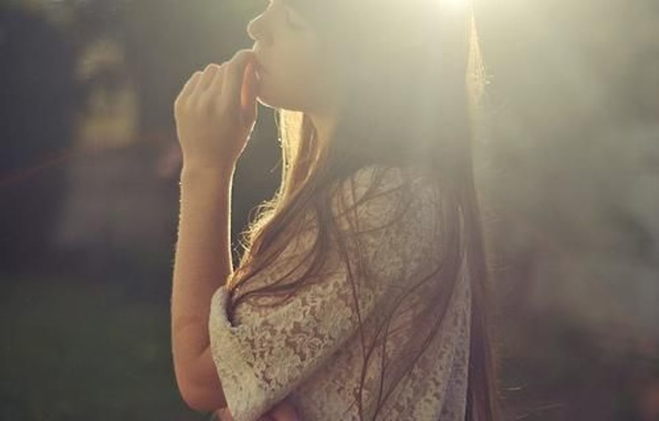 爱的人抚摸自己的头发