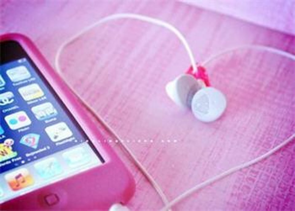 半夜在被窝里玩手机