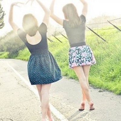 及踝长裙被风吹起