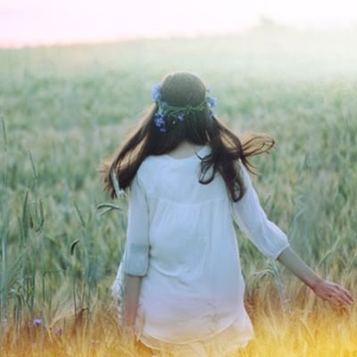 及踝长裙被风吹起